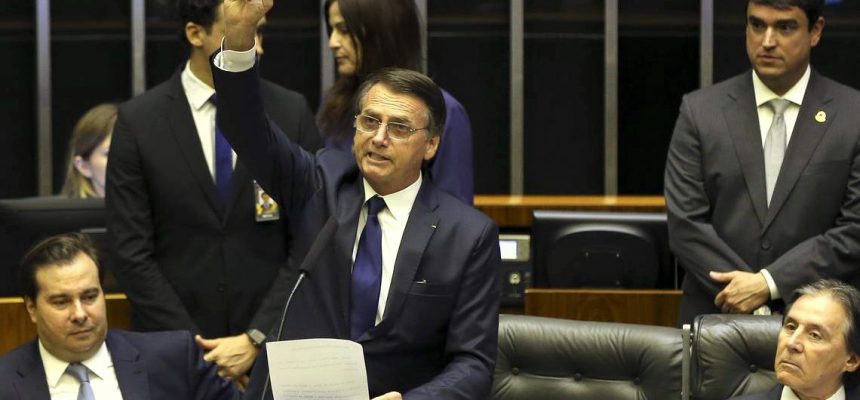 Jair Bolsonaro toma posse como presidente da República em cerimônia no Congresso Nacional.