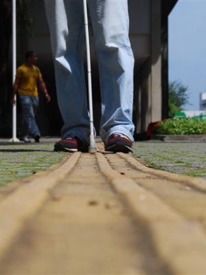 acessibilidade-todos-tem-o-direito-de-ir-e-vir-com-total-independendia-quis-mostrar-nesta-foto-o-caminhar-de-um-dv-sobre-o-piso-tc3a1til1