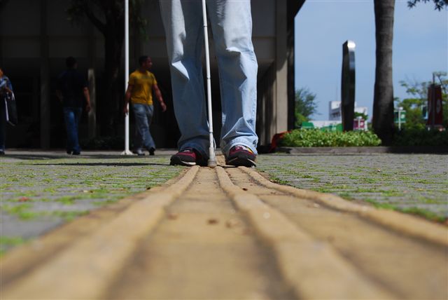 acessibilidade-todos-tem-o-direito-de-ir-e-vir-com-total-independendia-quis-mostrar-nesta-foto-o-caminhar-de-um-dv-sobre-o-piso-tc3a1til1