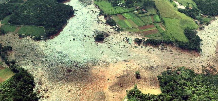 O Presidente da República, Jair Bolsonaro, durante sobrevoo da  região atingida pelo rompimento da barragem Mina Córrego do Feijão, em Brumadinho/MG.