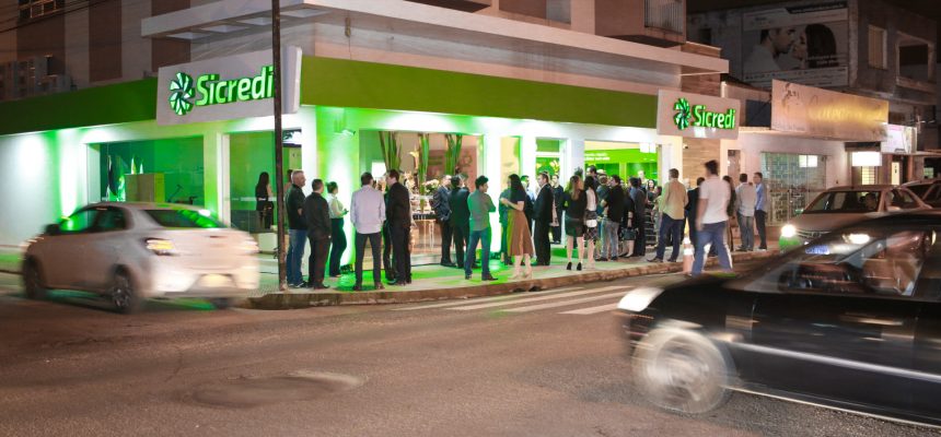 registro-da-inauguracao-da-15a-agencia-da-cooperativa-na-regiao-localizada-no-bairro-oficinas-em-tubarao-por-cleber-bonotto