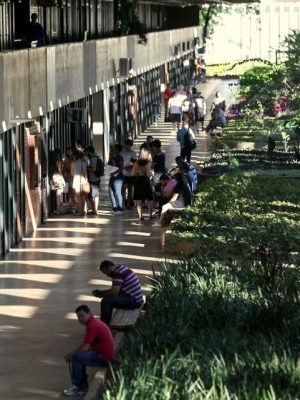 Brasília - Incluída no rodízio de abastecimento do DF, a Universidade de Brasília (UnB) está tomando medidas para reduzir o consumo de água, a instituição chegou a adiar o início das aulas no principal campus da instituição em função do racionamento (Fabio Rodrigues Pozzebom/Agência Brasil)