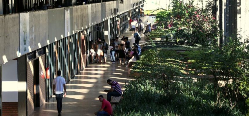 Brasília - Incluída no rodízio de abastecimento do DF, a Universidade de Brasília (UnB) está tomando medidas para reduzir o consumo de água, a instituição chegou a adiar o início das aulas no principal campus da instituição em função do racionamento (Fabio Rodrigues Pozzebom/Agência Brasil)