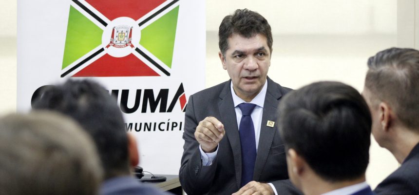 reuniao-entre-clesio-salvaro-e-a-presidente-da-casan-roberta-maas-dos-anjos-foto-de-jhulian-pereira-1