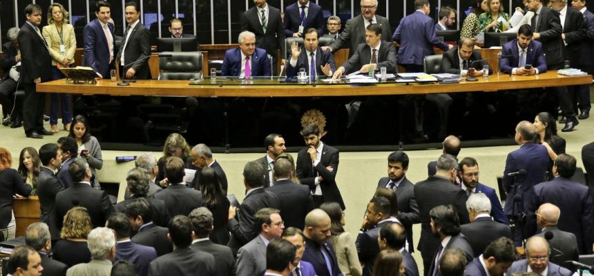 O Plenário da Câmara dos Deputados aprovou a quebra do prazo de cinco sessões entre as votações em primeiro turno e em segundo turno para que a PEC da reforma da Previdência (6/19) possa ser votada ainda hoje.
