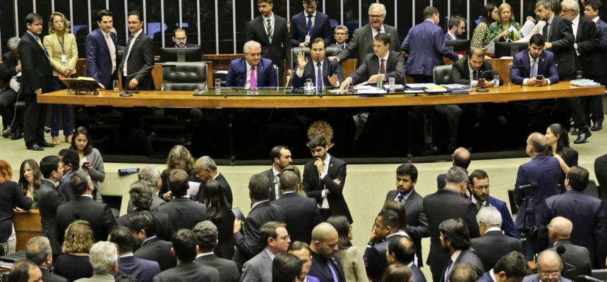 O Plenário da Câmara dos Deputados aprovou a quebra do prazo de cinco sessões entre as votações em primeiro turno e em segundo turno para que a PEC da reforma da Previdência (6/19) possa ser votada ainda hoje.