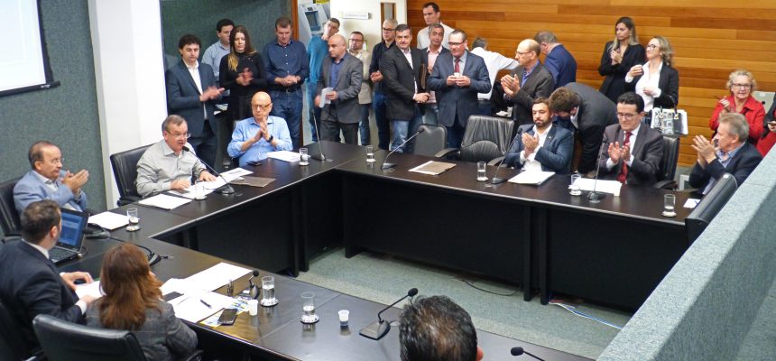 parlamentares-recebem-16-propostas-para-emenda-coletiva-de-bancada-1