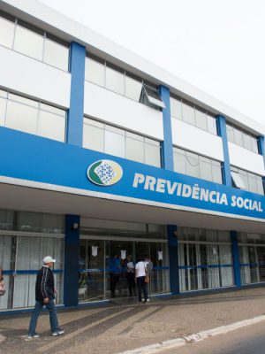 Servidores do Instituto Nacional do Seguro Social (INSS) entraram em greve por tempo indeterminado. Eles reivindicam reajuste salarial de 27,5% e melhores condições de trabalho (Marcelo Camargo/Agência Brasil)