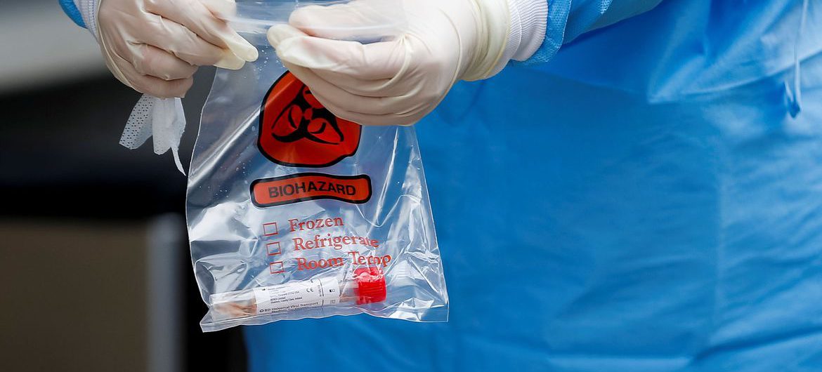 Um profissional de saúde realiza um teste finalizado em um local de testes de coronavírus fora dos Serviços Comunitários de Saúde Internacionais no Distrito Internacional de Chinatown durante o surto de doença por coronavírus (COVID-19) em Seattle, Washington, EUA, em 26 de março de 2020. REUTERS / Lindsey Wasson