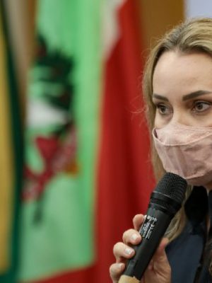 governadora_daniela_reinehr_clama_por_uniao_e_compromisso_com_a_vida_apos_tomar_posse_20210330_1186407077