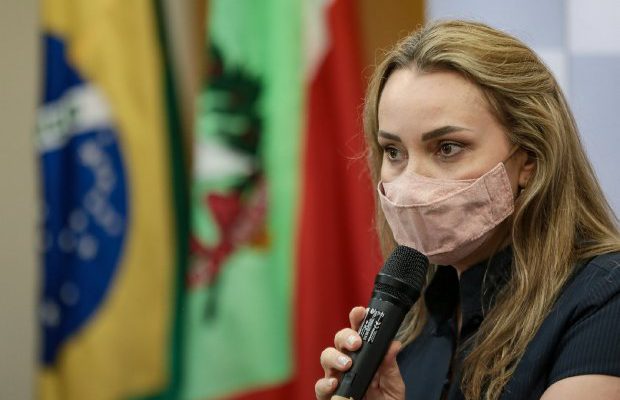 governadora_daniela_reinehr_clama_por_uniao_e_compromisso_com_a_vida_apos_tomar_posse_20210330_1186407077