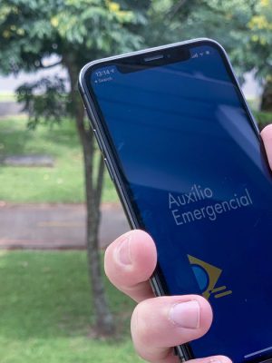 Aplicativo Auxílio Emergencial ao Trabalhador 

A Caixa Econômica Federal lançou o aplicativo para a liberação do auxílio emergencial a trabalhadores de baixa renda prejudicados pela pandemia do coronavírus. 

O pedido para receber o benefício pode ser feito no site auxilio.caixa.gov.br ou pelo APP CAIXA | Auxílio Emergencial, disponível nas lojas de aplicativos para celulares Android e IOS. 

O Senado aprovou a medida no dia 30 de março e a lei foi sancionada em 2 de abril de 2020 (Lei 13.982). 

Foto: Leonardo Sá/Agência Senado