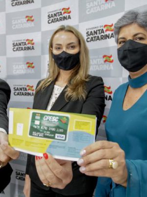 daniela_reinehr_e_secretario_da_educacao_anunciam_r_98_milhoes_para_materiais_e_servicos_nas_escolas_20210408_1149737647