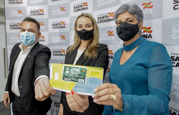 daniela_reinehr_e_secretario_da_educacao_anunciam_r_98_milhoes_para_materiais_e_servicos_nas_escolas_20210408_1149737647