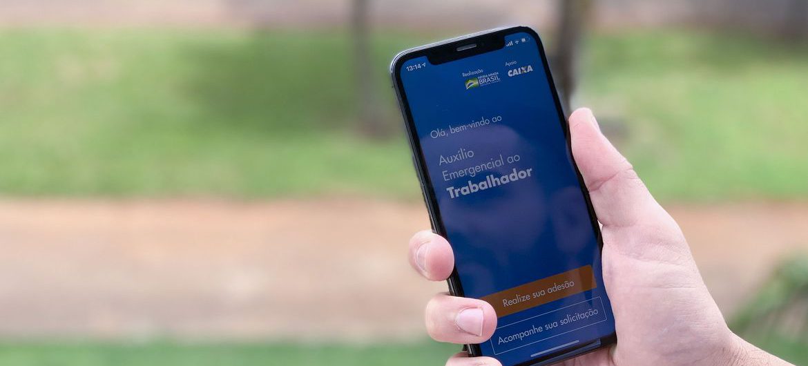 Aplicativo Auxílio Emergencial ao Trabalhador 

A Caixa Econômica Federal lançou o aplicativo para a liberação do auxílio emergencial a trabalhadores de baixa renda prejudicados pela pandemia do coronavírus. 

O pedido para receber o benefício pode ser feito no site auxilio.caixa.gov.br ou pelo APP CAIXA | Auxílio Emergencial, disponível nas lojas de aplicativos para celulares Android e IOS. 

O Senado aprovou a medida no dia 30 de março e a lei foi sancionada em 2 de abril de 2020 (Lei 13.982). 

Foto: Leonardo Sá/Agência Senado