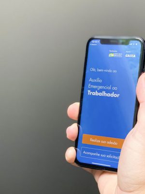 Aplicativo Auxílio Emergencial ao Trabalhador 

A Caixa Econômica Federal lançou o aplicativo para a liberação do auxílio emergencial a trabalhadores de baixa renda prejudicados pela pandemia do coronavírus. 

O pedido para receber o benefício pode ser feito no site auxilio.caixa.gov.br ou pelo APP CAIXA | Auxílio Emergencial, disponível nas lojas de aplicativos para celulares Android e IOS. 

O Senado aprovou a medida no dia 30 de março e a lei foi sancionada em 2 de abril de 2020 (Lei 13.982). 

Foto: Leonardo Sá/Agência Senado