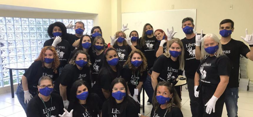 entrega-de-certificados-curso-de-libras-foto-divulgacao-decom