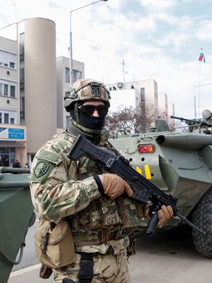 Hungarian army members stand guard as people flee from Ukraine to Hungary, after Russia launched a massive military operation against Ukraine, in Vasarosnameny, Hungary, February 25, 2022. REUTERS/Bernadett Szabo