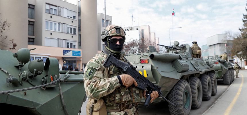 Hungarian army members stand guard as people flee from Ukraine to Hungary, after Russia launched a massive military operation against Ukraine, in Vasarosnameny, Hungary, February 25, 2022. REUTERS/Bernadett Szabo