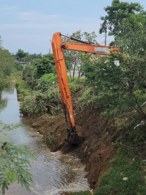 prefeitura-de-criciuma-realiza-desassoreamento-do-rio-criciuma-no-bairro-paraiso-foto-de-tiago-silva-1