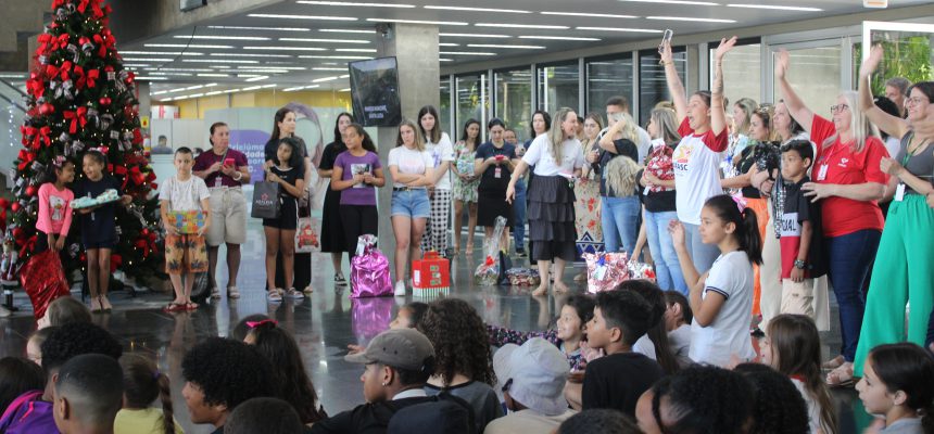 campanha-do-natal-solidario-entrega-de-presentes-marcam-iniciativa-da-prefeitura-de-criciuma-foto-de-leticia-cardoso-1